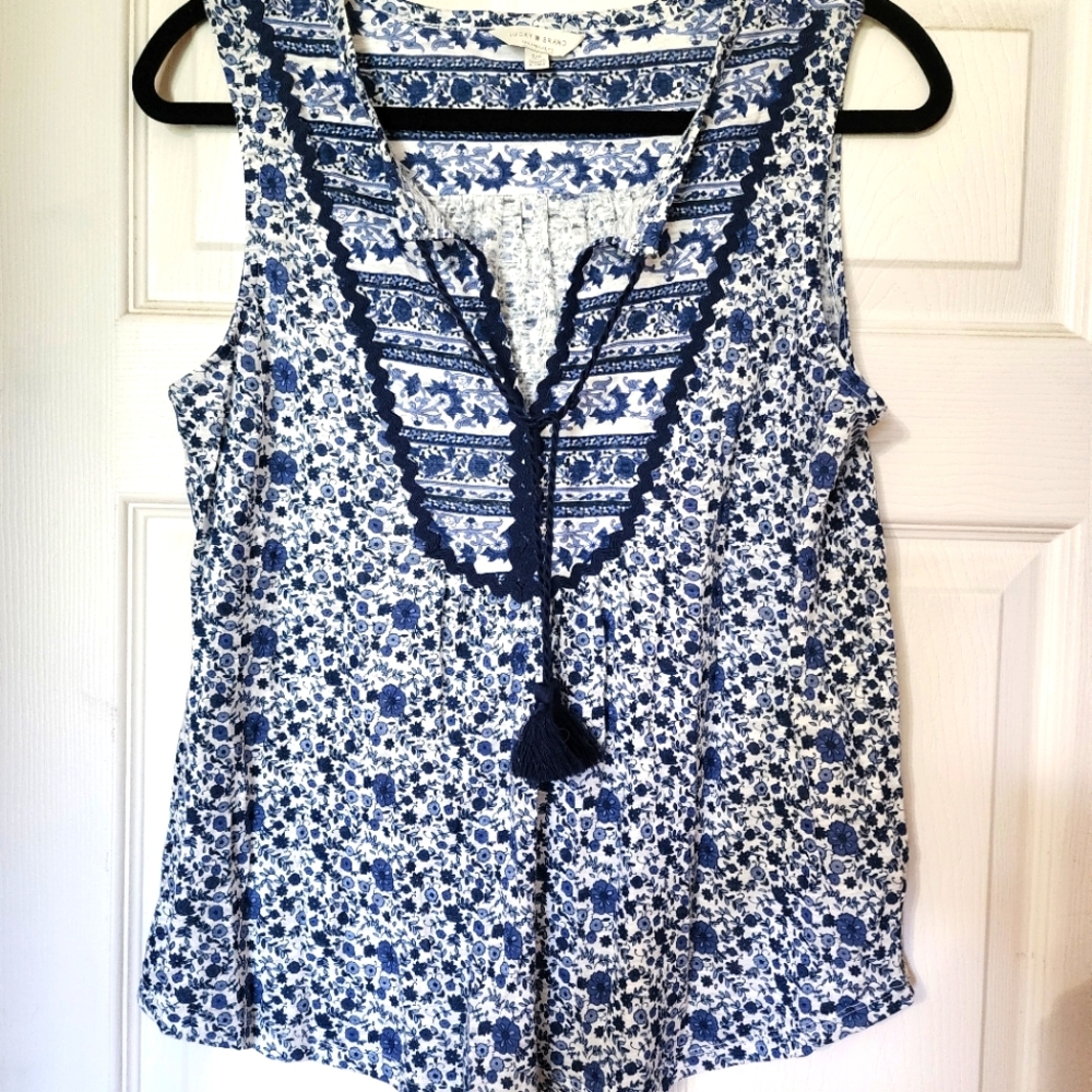 LUCKY BRAND ☆ Floral Blue and White Women's Top. NWOT Will Fit A S/P - M/P